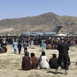 Des milliers de personnes attendent près de l'aéroport de Kaboul dans l'espoir de fuir les talibans.